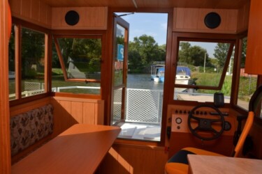 Kormidelna Půjčovna hausbotů Baťův kanál - hausbot Amálka