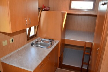 Přední kajuta Půjčovna hausbotů Baťův kanál - hausbot Amálka