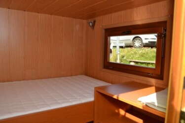 Zadní kajuta Půjčovna hausbotů Baťův kanál - hausbot Amálka