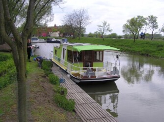 Půjčovna hausbotů Baťův kanál - hausbot Amálka