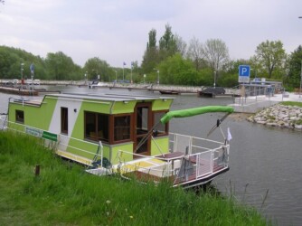 Půjčovna hausbotů Baťův kanál - hausbot Amálka