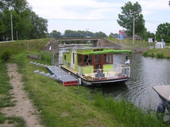 Půjčovna hausbotů Baťův kanál - hausbot Amálka